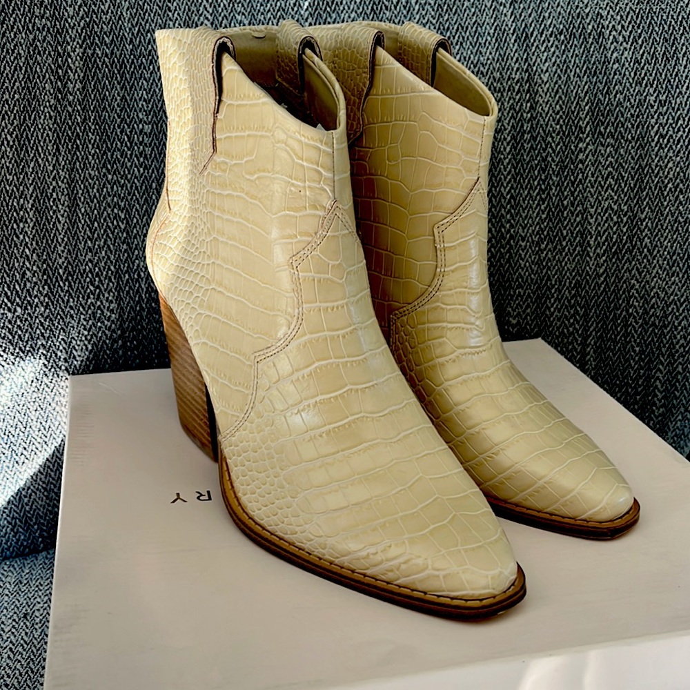 Chinese Laundry Bonnie “Boonie Boot” Congo Croc BEIGE